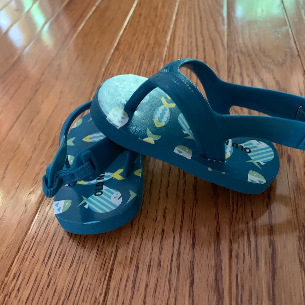 NWOT OLD NAVY FLIP FLOPS/SANDALS BABY SIZE 2BB